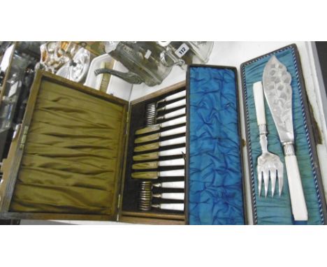 CASED MOTHER OF PEARL HANDLED DESSERT SET AND BOXED VICTORIAN FISH SERVERS