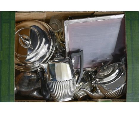 Miscellaneous plated ware, Edwardian and later, to include a chafing dish and cover with ebonised baluster handle, four-piece