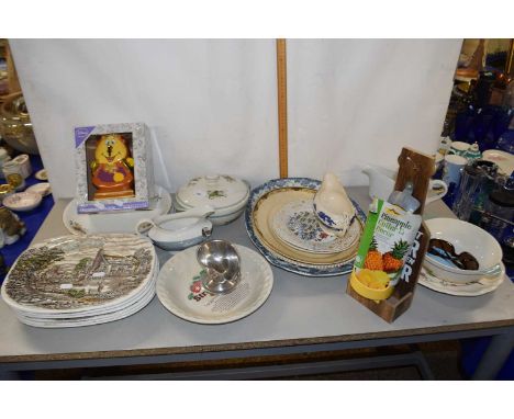 Mixed Lot: dinner wares, Disney clock etc