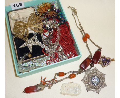 Ethnic white metal and amber necklace with Art Deco diamante star brooch in case (A/F), vintage brooches, Chinese carved moth