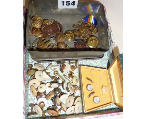 Gent's studs and military buttons, enamel badges, cap badges, etc.