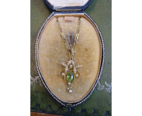 Edwardian 15ct peridot and seed pearl pendant on chain, cased.