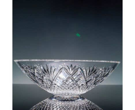 This striking crystal bowl by Waterford features the beloved Sullivan pattern, known for its intricate crosshatched base and 