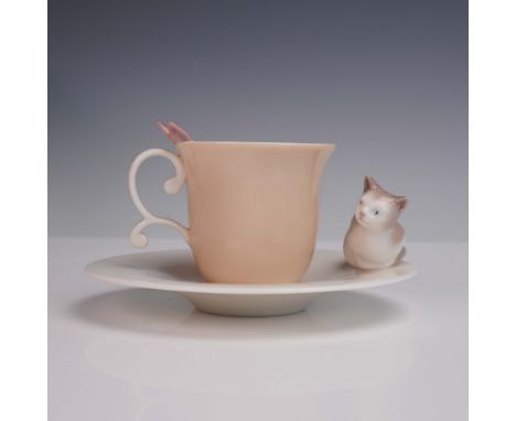 This delightful porcelain cup and saucer set pairs a soft peach cup with a lovely pink butterfly perched on the rim, compleme