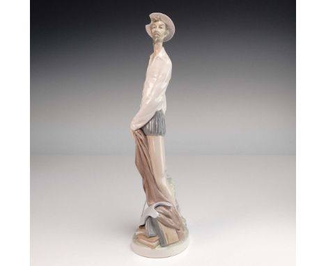 This is a beautifully decorated Lladro glazed figure of Miguel Cervantes literary character Don Quixote. Figurine is created 