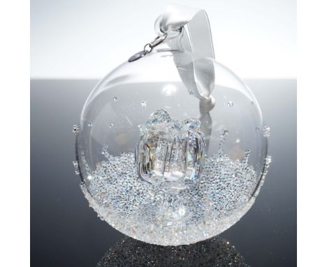 This Swarovski 2016 Annual Edition Christmas Ball Ornament features an enchanting clear crystal gift box with a faceted bow, 