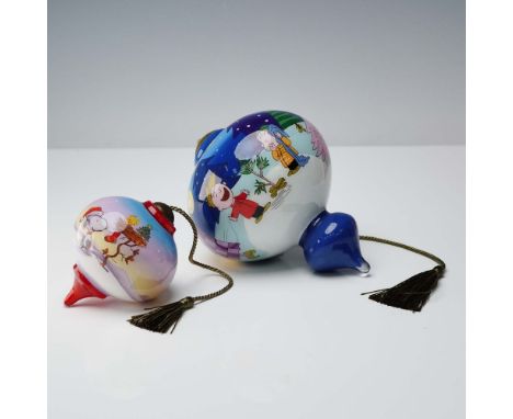 This 2-piece set of Ne'Qwa Art blown glass ornaments brings the beloved Peanuts characters to life using the traditional Chin