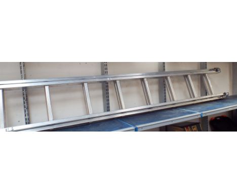 18 rung aluminium extending ladder - in very good condition