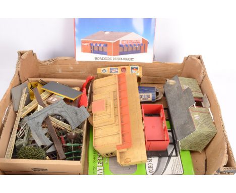 Hornby Tri-ang Merit and other makers 00 gauge buildings accessories track and transformers, Hornby R276 Roadside restaurant 