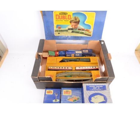 Hornby-Dublo 00 Gauge 3-rail O15 'The Flying Scotsman' Train Set and Accessories, set comprising BR green 60022 'Mallard' two