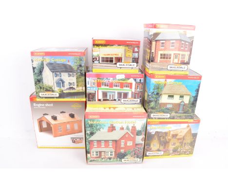Hornby 00 Gauge Skaledale Buildings, R8750 Fine Foods Supermarket, R8749 Faulkner Electrical Store, R8528 Station Hotel, R851
