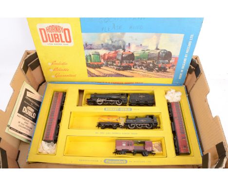 Hornby-Dublo 00 Gauge 2-Rail 2024 Express Goods Train Set, comprising, BR black 2-8-0 48073 Steam Engine and Tender, Shell Ta