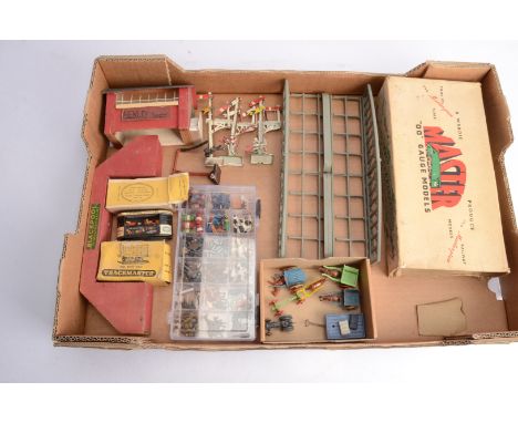 Master Models Trix Liliput Hornby-Dublo Crescent and Hailey wooden models 00 Gauge Lineside Accessories Figures and Platform 