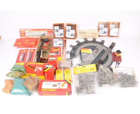 Hornby 00 Gauge Track Turntable and various Accessories including Gaugemaster Buffer Lights, R338 4 Straights, in original bu