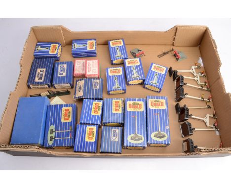 Hornby-Dublo 00 gauge Signals and Track accessories, Junction signal ED3 (2, one boxed), Single arm signal ED1 (4, two unboxe