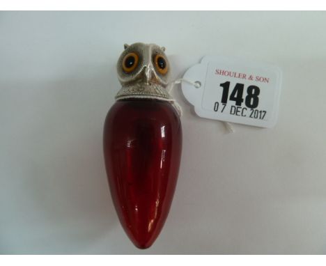 Ovoid ruby glass scent bottle with silver screw cap in the form of an owl's head inset with glass eyes - Sampson Mordan - Che