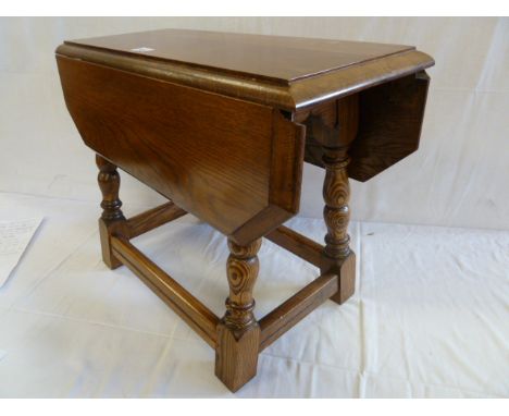 Oak drop-leaf occasional table 