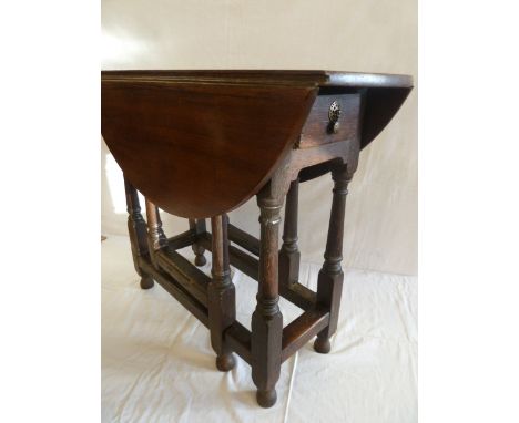 18thC oak gateleg table with end drawer 