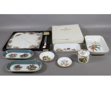 A boxed Royal Albert Old Country Roses serving plate and knife, boxed Royal Albert cake stand, small collection of Royal Worc