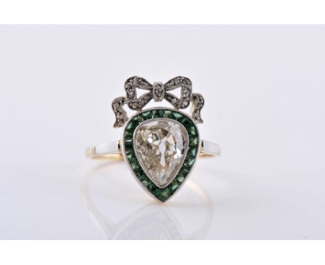 A ring, Belle Époque, gold and platinum, set with calibrated emeralds, rose cut diamonds and 1 drop cut diamond with the appr