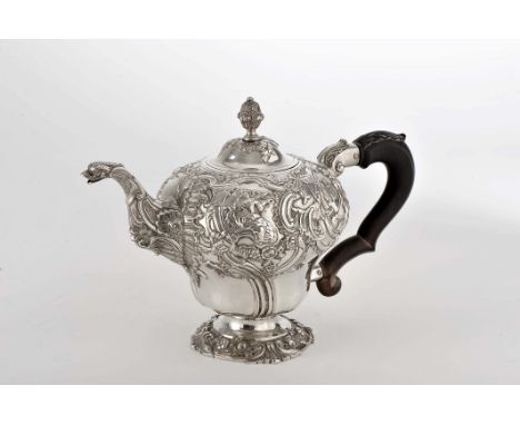 A teapot, D. José I, King of Portugal (1750-1777), 833/ 1000 silver, decoration en relief "Figures and shells", relief Brazil