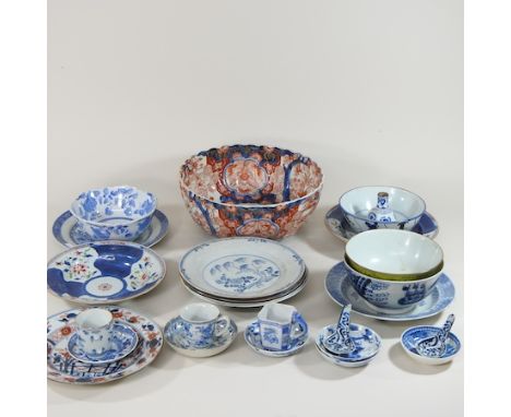 A shelf of 19th century and later Chinese porcelain, to include Imari