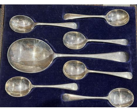 Walker & Hall cased desert spoons 