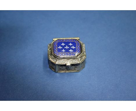 A French silver and enamel pill box, import mark London 1904, Theodore Hartmann, 3cm.
