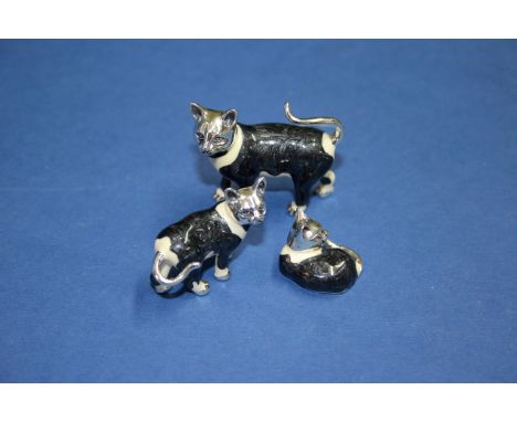 A Saturno sterling silver and enamel miniature three piece cat family, largest 3.5cm.   Condition Report:  No damage seen.
