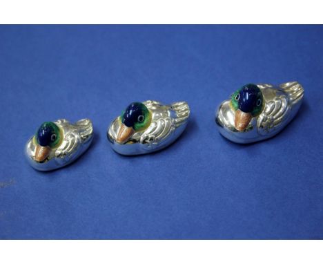 Three Saturno sterling silver and enamel miniature ducks, largest 3cm.   Condition Report:  No damage seen.