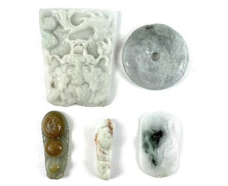 A jade carving of a dragon. 6.5 x 5.3cm and twenty other jade carvings and pendants. (21)