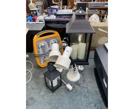 AN ASSORTMENT OF LIGHTS AND LAMPS TO INCLUDE A BUILDERS WORK LIGHT ETC 