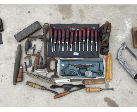 A LARGE ASSORTMENT OF TOOLS TO INCLUDE A NEILSEN 12 PIECE CHISEL SET, A RECORD WOOD PLANE AND G CLAMPS ETC 