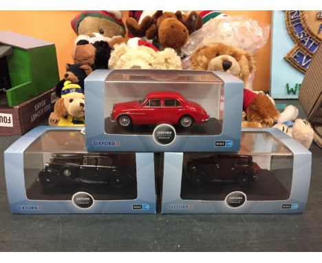 THREE BOXED OXFORD DIE CAST MODELS TO INCLUDE A SCALE 1:43 BLACK JAGUAR, AN AUSTIN RUBY SALOON AND A RED MGZA MAGNETTE 