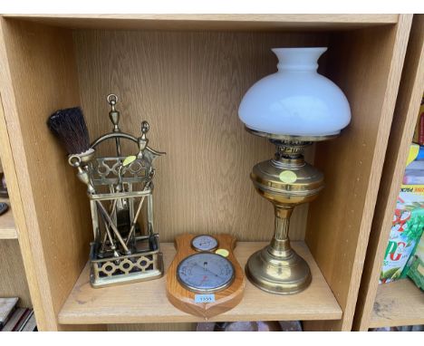 AN ASSORTMENT OF ITEMS TO INCLUDE A BRASS OIL LAMP WITH SHADE, A SMALL FIRESIDE COMPANION SET AND A BEROMETER ETC 