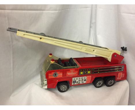 A LARGE TONKA TOYS FIRE ENGINE LENGTH 48CM 