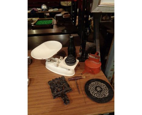 A VINTAGE SET OF KITCHEN SCALES AND GRADUATED WEIGHTS TOGETHER WITH AN ASSORTMENT OF FURTHER VINTAGE COLLECTABLES ETC 