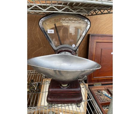 A SET OF VINTAGE AVERY SWEET SHOP SCALES WITH WEIGH BOWL 