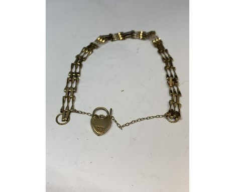 A 9 CARAT GOLD GATE BRACELET MARKED 375 GROSS WEIGHT 3.5 GRAMS 