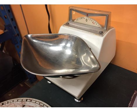 A SET OF VINTAGE AVERY SCALES 