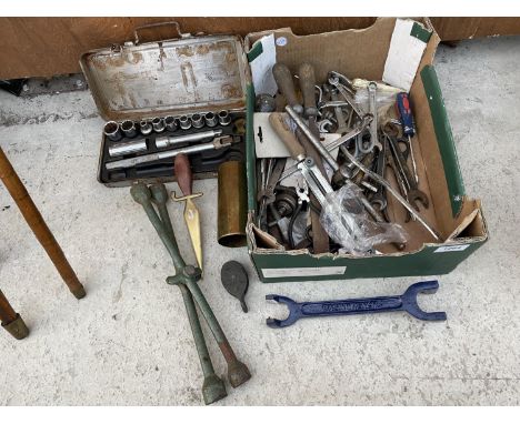 AN ASSORTMENT OF VINTAGE HAND TOOLS TO INCLUDE FILES, SPANNERS AND A SOCKET SET 