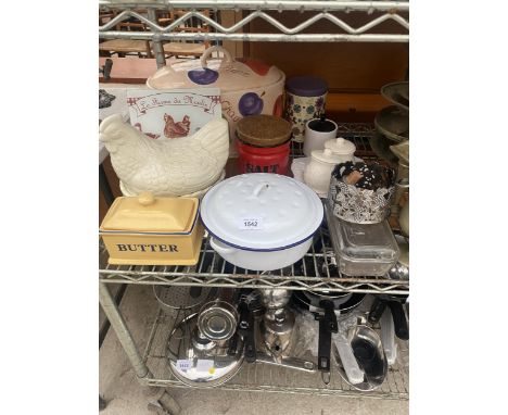 AN ASSORTMENT OF RETRO KITCHEN ITEMS TO INCLUDE A CERAMIC HEN CROCK, A BUTTER DISH, CERAMIC BREAD BIN AND ENAMEL COOKING POT 