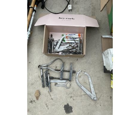 AN ASSORTMENT OF ENGINEERS TOOLS TO INCLUDE CALIPERS, A VICE AND DRILL BITS ETC 