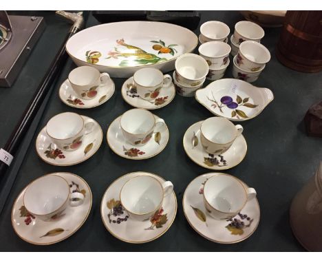 AN AMOUNT OF ROYAL WORCESTER PORCELAIN 'EVESHAM' PATTERN TABLEWARE TO INCLUDE, CUPS AND SAUCERS, RAMEKIN DISHES, A FLAN DISH 