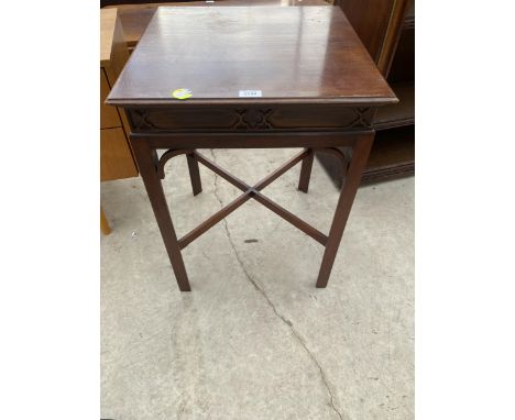 AN EDWARDIAN CHIPPENDALE STYLE CENTRE TABLE, 20" SQUARE 