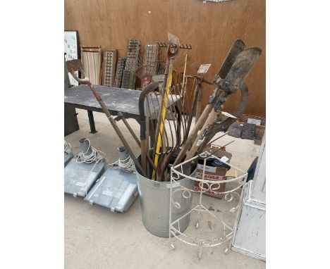 AN ASSORTMENT OF ITEMS TO INCLUDE A METAL CORNER TABLE, A STEEL BIN AND AN ASSORTMENT OF GARDEN TOOLS ETC 