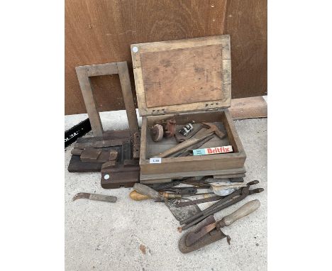 AN ASSORTMENT OF VINTAGE ITEMS TO INCLUDE A VINTAGE MANUAL BENCH GRINDER, SET SQUARES AND PLIERS ETC 