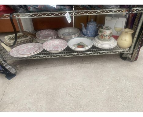 AN ASSORTMENT OF CERAMIC ITEMS TO INCLUDE BOWLS, PLATES AND A GINGER JAR ETC 