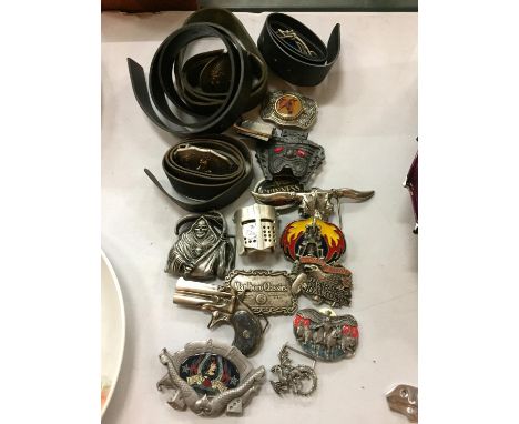 A LARGE AMOUNT OF BELTS AND BUCKLES TO INCLUDE HARLEY DAVIDSON, MARLBORO CLASSIC, GUINNESS ETC 