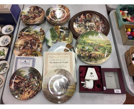 A LARGE NUMBER OF DECORATIVE CERAMIC PLATES TO INCLUDE ROYAL DOULTON AND WEDGWOOD 